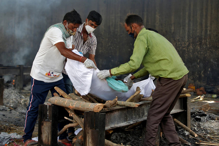 Ảnh: Khủng hoảng COVID-19 ở Ấn Độ, lò hỏa táng lộ thiên cháy liên tục - 6