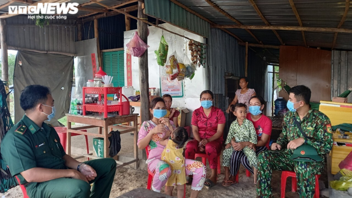 Ảnh: Bộ đội biên phòng, công an 'thâu đêm suốt sáng' siết chặt biên giới Tây Nam - 13