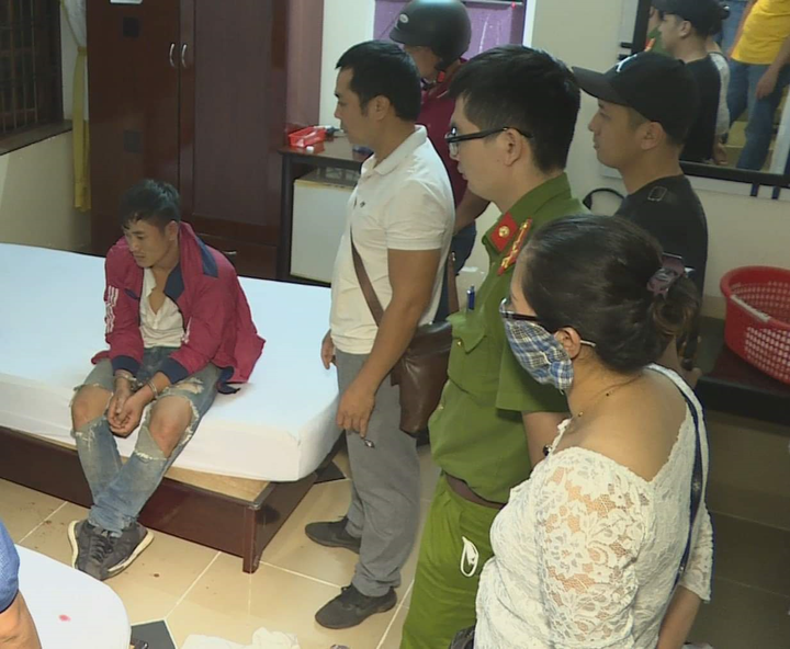 Chiến sĩ công an Đắk Lắk bị đâm khi bắt đôi nam nữ dùng ma túy - 1