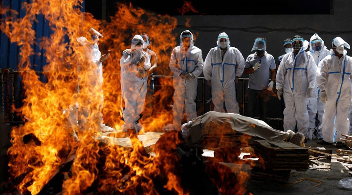 Ảnh: Khủng hoảng COVID-19 ở Ấn Độ, lò hỏa táng lộ thiên cháy liên tục - 2