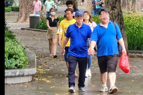 Người trở về Hà Nội sau dịp nghỉ lễ 30/4 phải khai báo y tế - 1