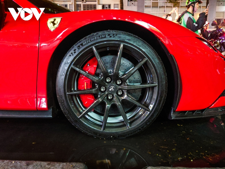 Ferrari SF90 Stradale đầu tiên về Việt Nam lần đầu xuống phố - 4