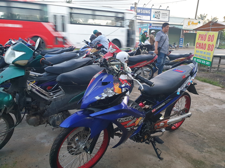 Tiền Giang: 'Quái xế' lại chặn quốc lộ, đua xe quy mô lớn - 3