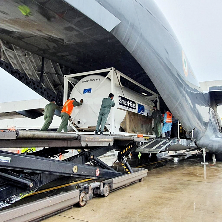 Các nước gửi oxy, vaccine COVID-19 và thuốc men tới cứu trợ khẩn cấp Ấn Độ - 1