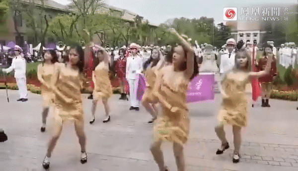 Màn nhảy của 9 nữ sinh váy ngắn trong lễ thành lập trường gây tranh cãi dữ dội - 1