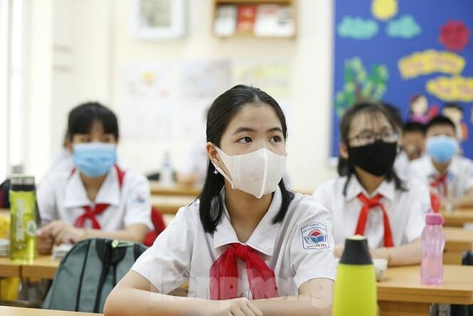 Diễn biến dịch COVID-19 phức tạp, Hà Nội yêu cầu học sinh đeo khẩu trang đi học - 1