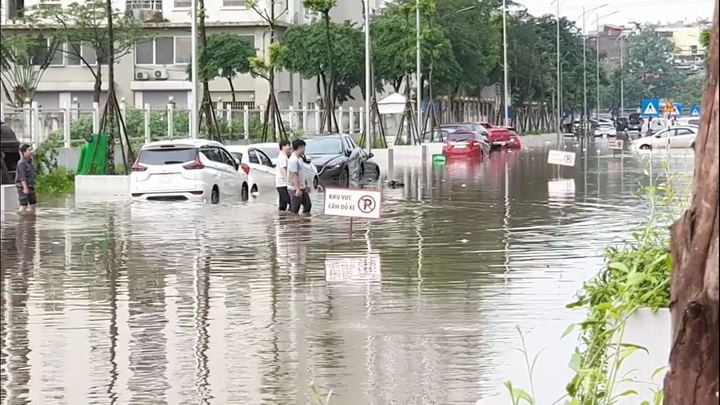 Ảnh: Hàng dài ô tô ngập sâu sau trận mưa như trút ở Hà Nội - 7