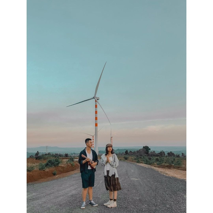 Cánh đồng quạt gió ở Đắk Lắk đẹp như ngoại ô Châu Âu, tha hồ chụp ảnh 'sống ảo' - 8