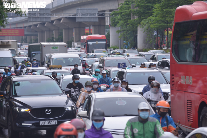 Ảnh: Hà Nội kẹt xe tứ phía, cây đổ ngổn ngang sau trận mưa lớn - 7