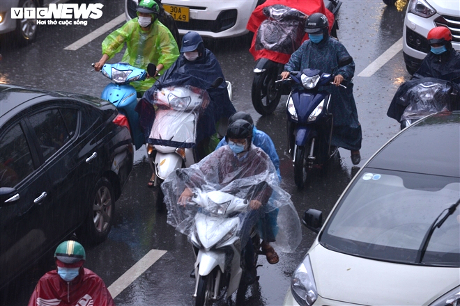 Ảnh: Hà Nội kẹt xe tứ phía, cây đổ ngổn ngang sau trận mưa lớn - 11