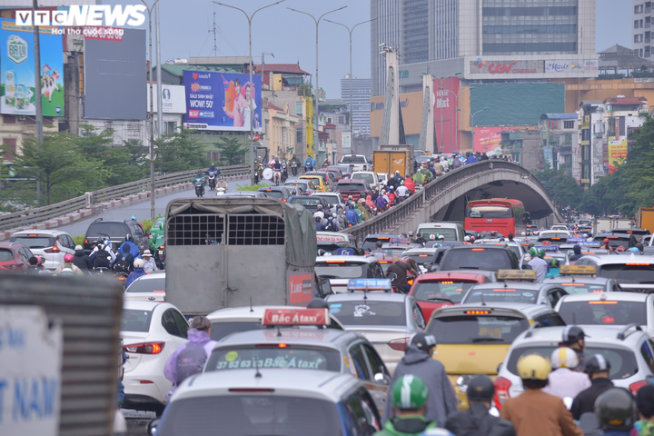 Ảnh: Hà Nội kẹt xe tứ phía, cây đổ ngổn ngang sau trận mưa lớn - 1