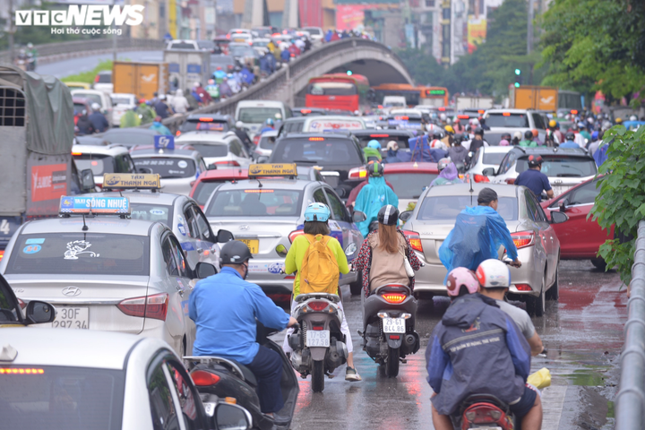 Ảnh: Hà Nội kẹt xe tứ phía, cây đổ ngổn ngang sau trận mưa lớn - 8