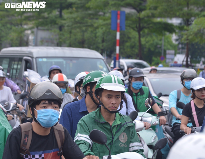 Ảnh: Hà Nội kẹt xe tứ phía, cây đổ ngổn ngang sau trận mưa lớn - 2