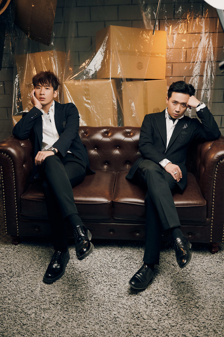 'Bố già' xuất ngoại, Trấn Thành và Tuấn Trần tung ảnh chụp chung sang, 'ngầu' - 1