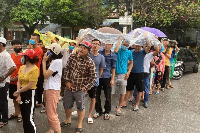 Người hâm mộ đội mưa chờ mua vé trận Thanh Hóa - HAGL - 1
