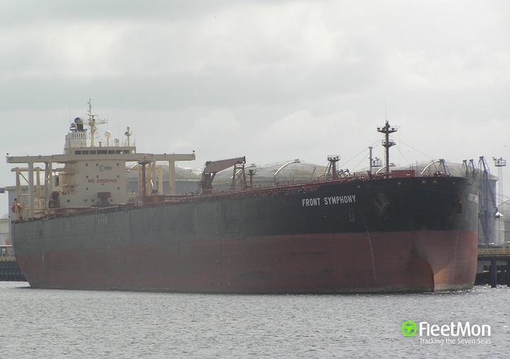 Tàu hàng khổng lồ bị đâm tại cảng Trung Quốc, lượng dầu lớn tràn ra biển - 1