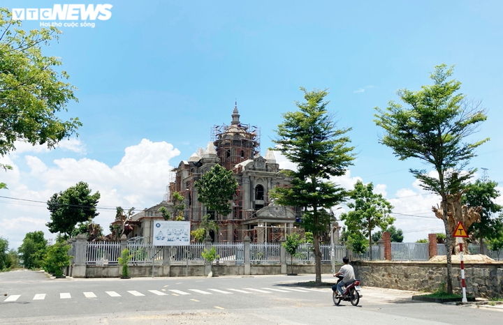 Lâu đài nguy nga của nguyên bí thư xã 'mọc' trên đất nông nghiệp ở Đồng Nai - 3