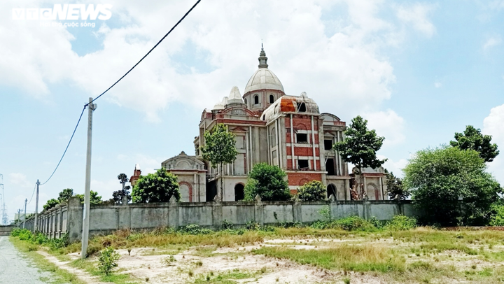 Lâu đài nguy nga của nguyên bí thư xã 'mọc' trên đất nông nghiệp ở Đồng Nai - 2