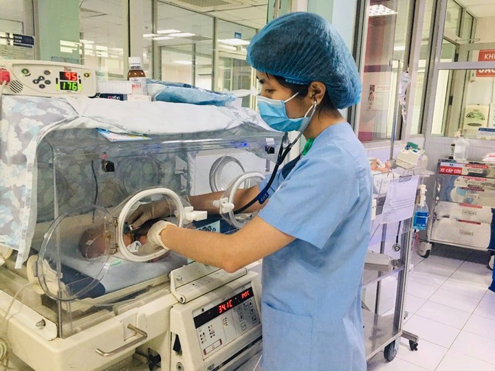 Người nhà tự lấy kim khâu chích mụn nhọt, bé 15 ngày tuổi nhiễm trùng nặng - 1