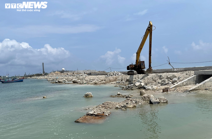 Ảnh: Vũng neo đậu tàu thuyền hơn 400 tỷ ở đảo Lý Sơn ‘giậm chân’ ròng rã 17 năm - 3