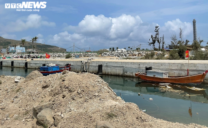 Ảnh: Vũng neo đậu tàu thuyền hơn 400 tỷ ở đảo Lý Sơn ‘giậm chân’ ròng rã 17 năm - 4