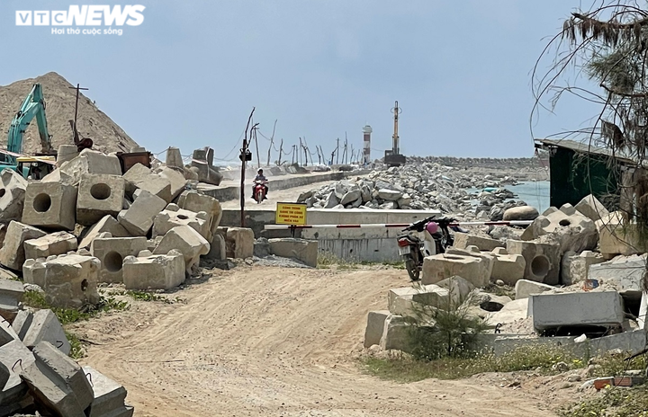 Ảnh: Vũng neo đậu tàu thuyền hơn 400 tỷ ở đảo Lý Sơn ‘giậm chân’ ròng rã 17 năm - 6