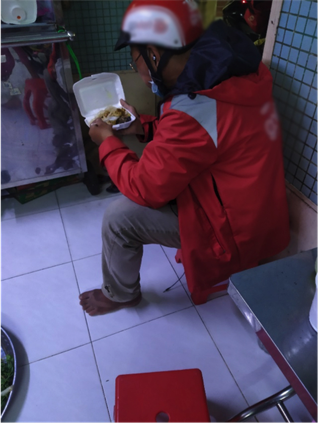 Rưng rưng câu chuyện gói xôi 'ăn cho đỡ đói' từ người dưng dành cho anh shipper - 3