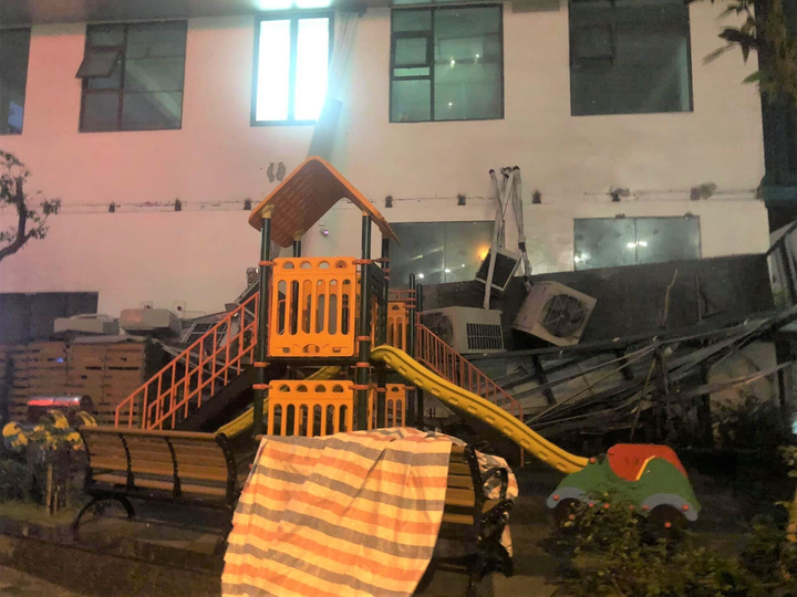 Giàn điều hoà khổng lồ ở chung cư Hà Nội đổ sập xuống sân chơi trẻ em - 3
