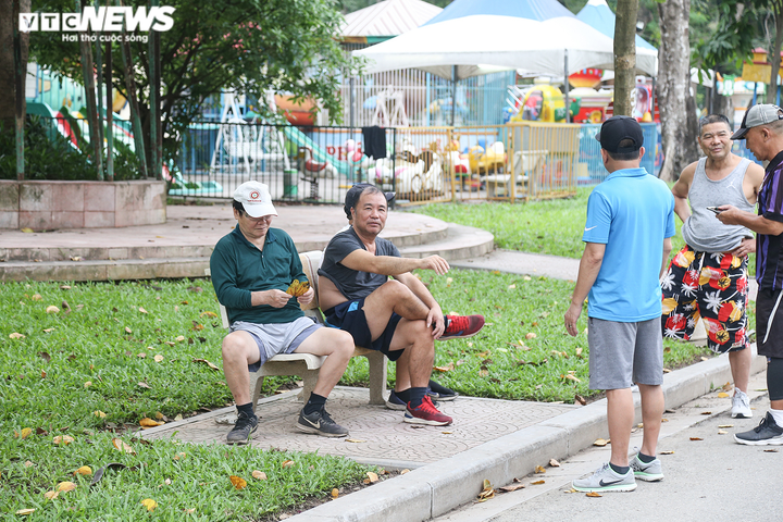 Dịch COVID-19 nguy cơ bùng phát, người Hà Nội vẫn vô tư không đeo khẩu trang - 10