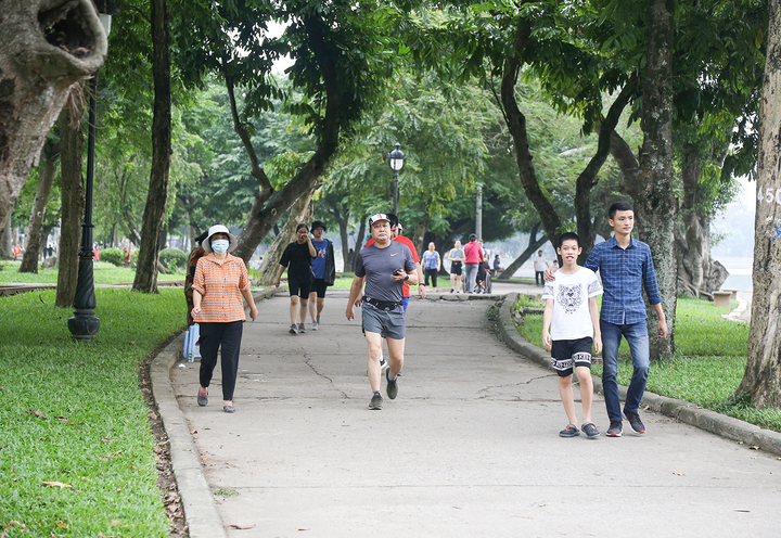 Dịch COVID-19 nguy cơ bùng phát, người Hà Nội vẫn vô tư không đeo khẩu trang - 8