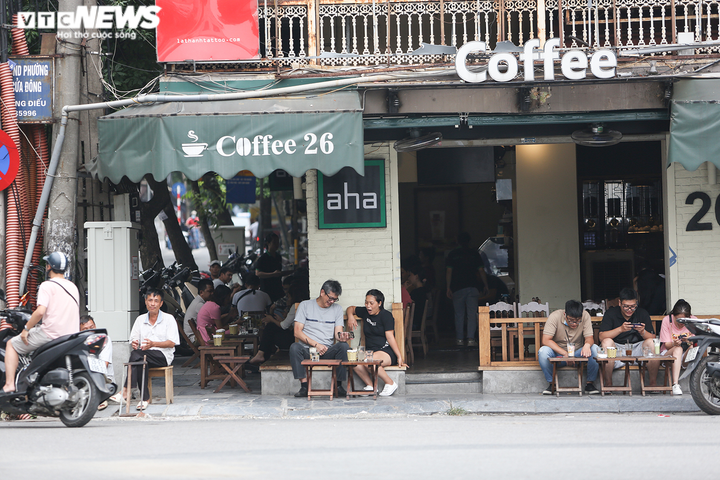 Dịch COVID-19 nguy cơ bùng phát, người Hà Nội vẫn vô tư không đeo khẩu trang - 11