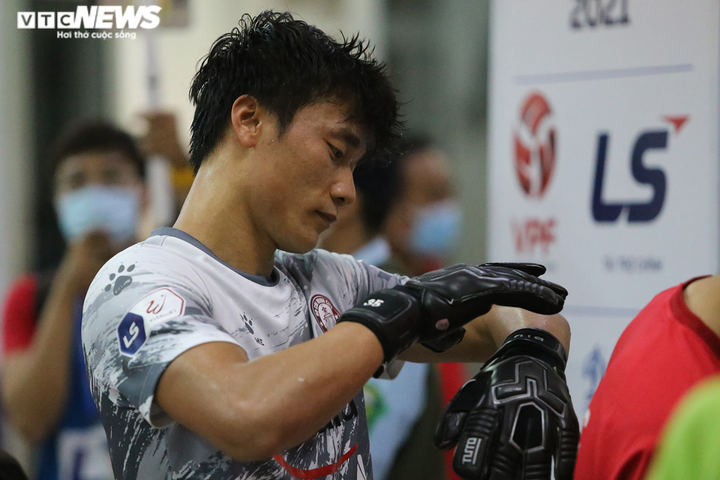 Ngày trở lại không suôn sẻ của thủ môn Bùi Tiến Dũng - 1