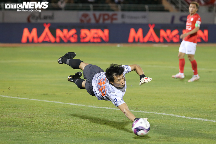 Ngày trở lại không suôn sẻ của thủ môn Bùi Tiến Dũng - 3