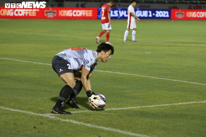 Ngày trở lại không suôn sẻ của thủ môn Bùi Tiến Dũng - 10