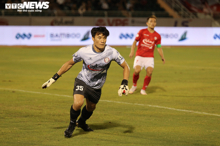 Ngày trở lại không suôn sẻ của thủ môn Bùi Tiến Dũng - 8