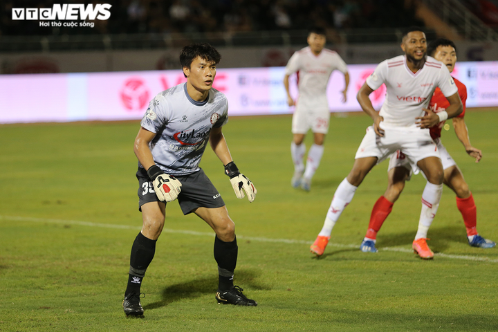 Ngày trở lại không suôn sẻ của thủ môn Bùi Tiến Dũng - 6