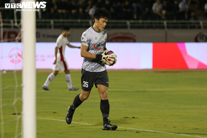Ngày trở lại không suôn sẻ của thủ môn Bùi Tiến Dũng - 2