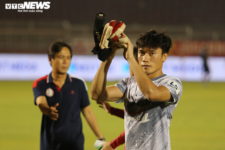 Ngày trở lại không suôn sẻ của thủ môn Bùi Tiến Dũng - 11