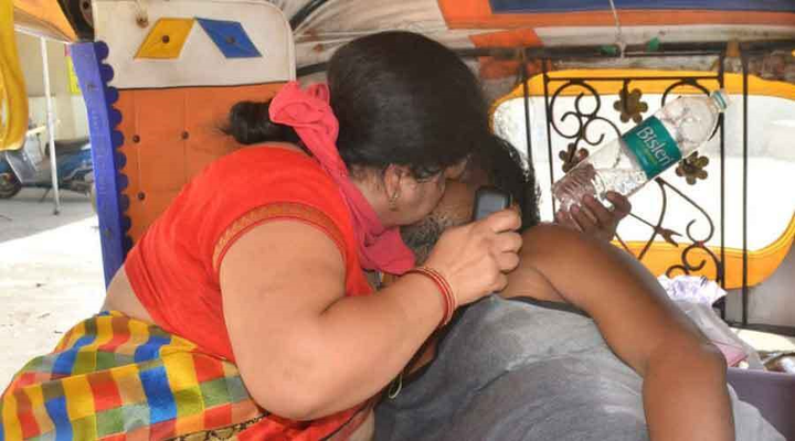 Bức ảnh vợ hồi sức cho chồng mắc COVID-19 đang hấp hối chấn động Ấn Độ - 1