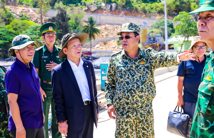 Lãnh đạo tỉnh Cà Mau và T&T Group thăm cán bộ chiến sỹ trên đảo Hòn Khoai - 1