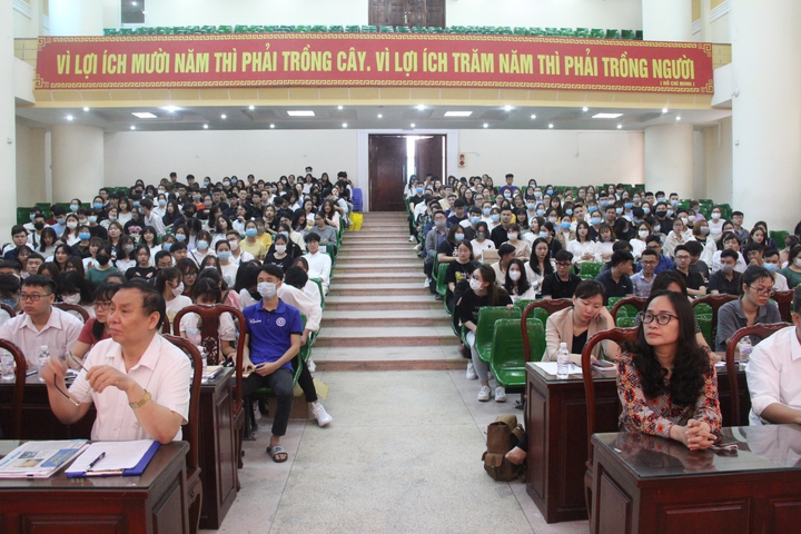 Đại học Kinh doanh và Công nghệ khai giảng lớp bồi dưỡng nhận thức về Đảng 2021 - 1