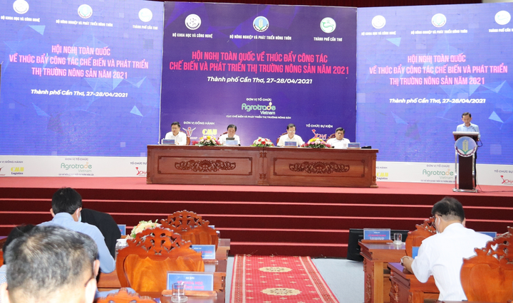 Bộ trưởng Lê Minh Hoan nếm thử nước mắm bán chạy hàng đầu trên sàn Amazon - 3