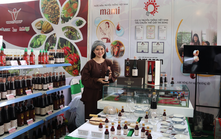 Bộ trưởng Lê Minh Hoan nếm thử nước mắm bán chạy hàng đầu trên sàn Amazon - 2