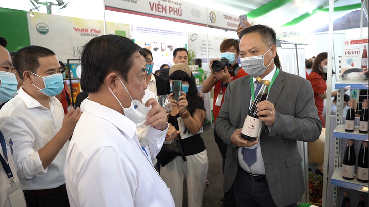 Bộ trưởng Lê Minh Hoan nếm thử nước mắm bán chạy hàng đầu trên sàn Amazon - 1