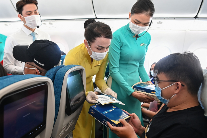 Vietnam Airlines tưng bừng kỷ niệm ngày 30/4 trên các chuyến bay - 1