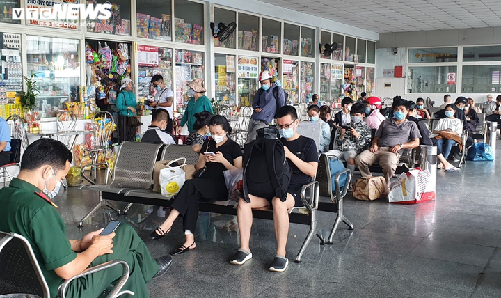 Ảnh: Người dân tấp nập về quê, bến xe, ga tàu, sân bay Đà Nẵng chật kín - 1