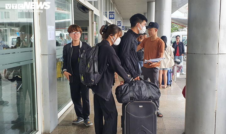 Ảnh: Người dân tấp nập về quê, bến xe, ga tàu, sân bay Đà Nẵng chật kín - 3