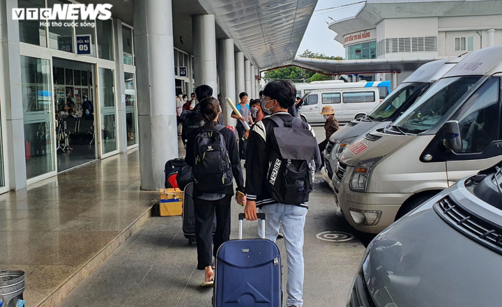 Ảnh: Người dân tấp nập về quê, bến xe, ga tàu, sân bay Đà Nẵng chật kín - 2