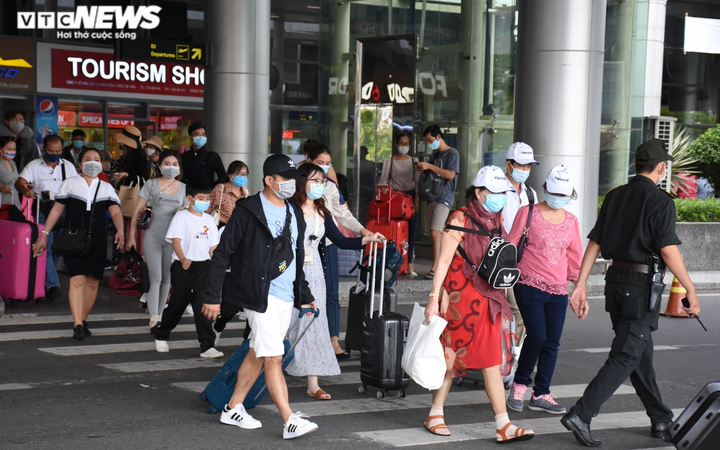 Ảnh: Người dân tấp nập về quê, bến xe, ga tàu, sân bay Đà Nẵng chật kín - 5