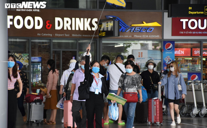 Ảnh: Người dân tấp nập về quê, bến xe, ga tàu, sân bay Đà Nẵng chật kín - 4